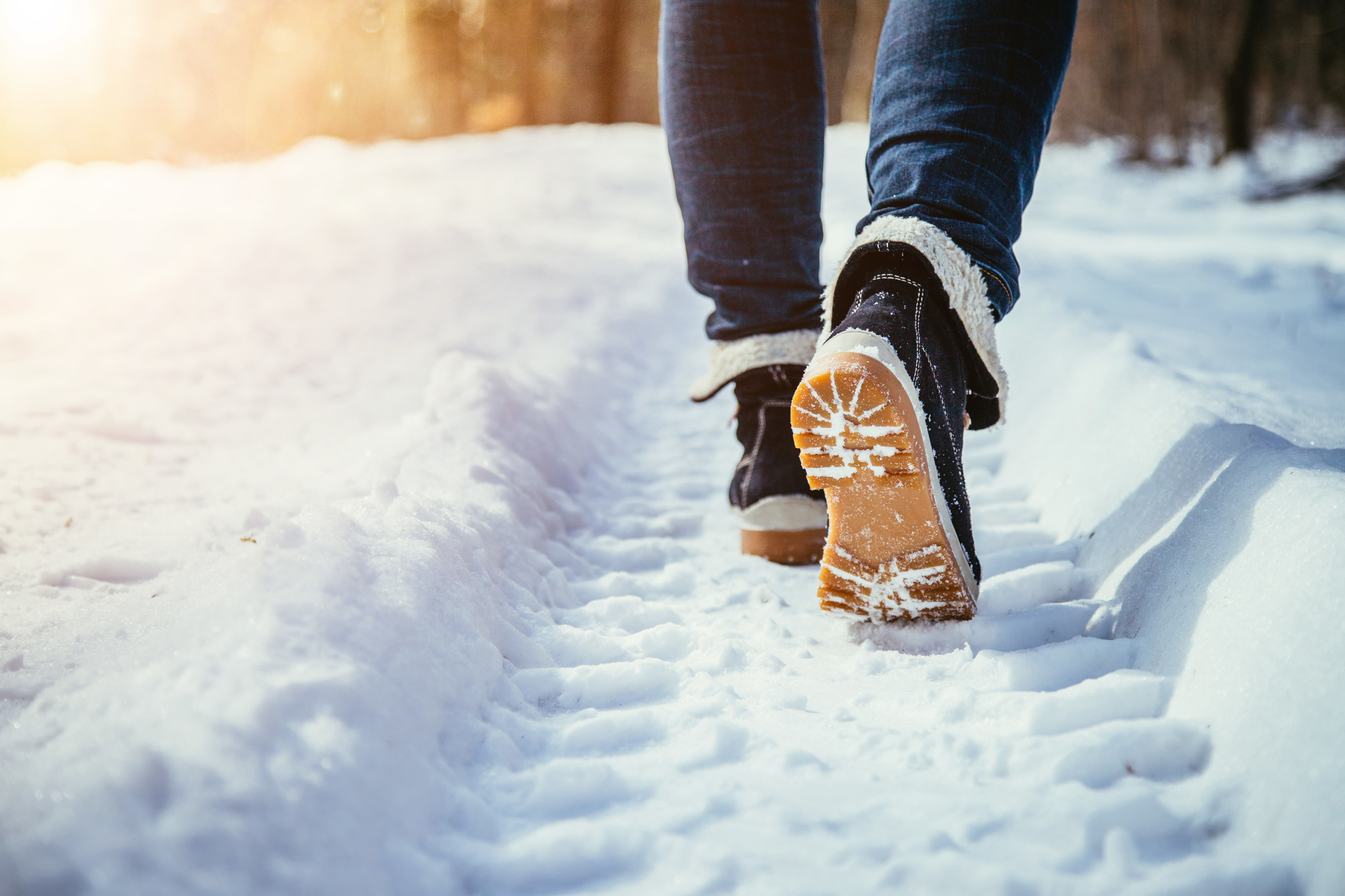 Walking snow rum перевод. Обувь для прогулки по снегу. Прогулка зима ноги. Зимняя обувь на ноге зимой. Лед под ногами.